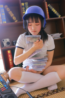 女性黑色蕾丝抹胸开叉短裙穿搭
